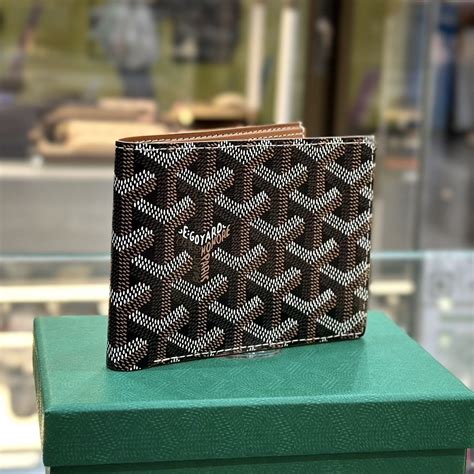 how much does a goyard wallet weigh|goyard victoire wallet price.